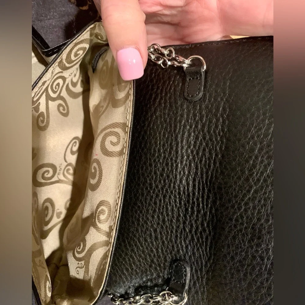 LN BRIGHTON CLUTCH W/CRYSTAL MEDALLION. PEBBLE LEATHER W/PATENT LEATHER TRIM. - Picture 7 of 7